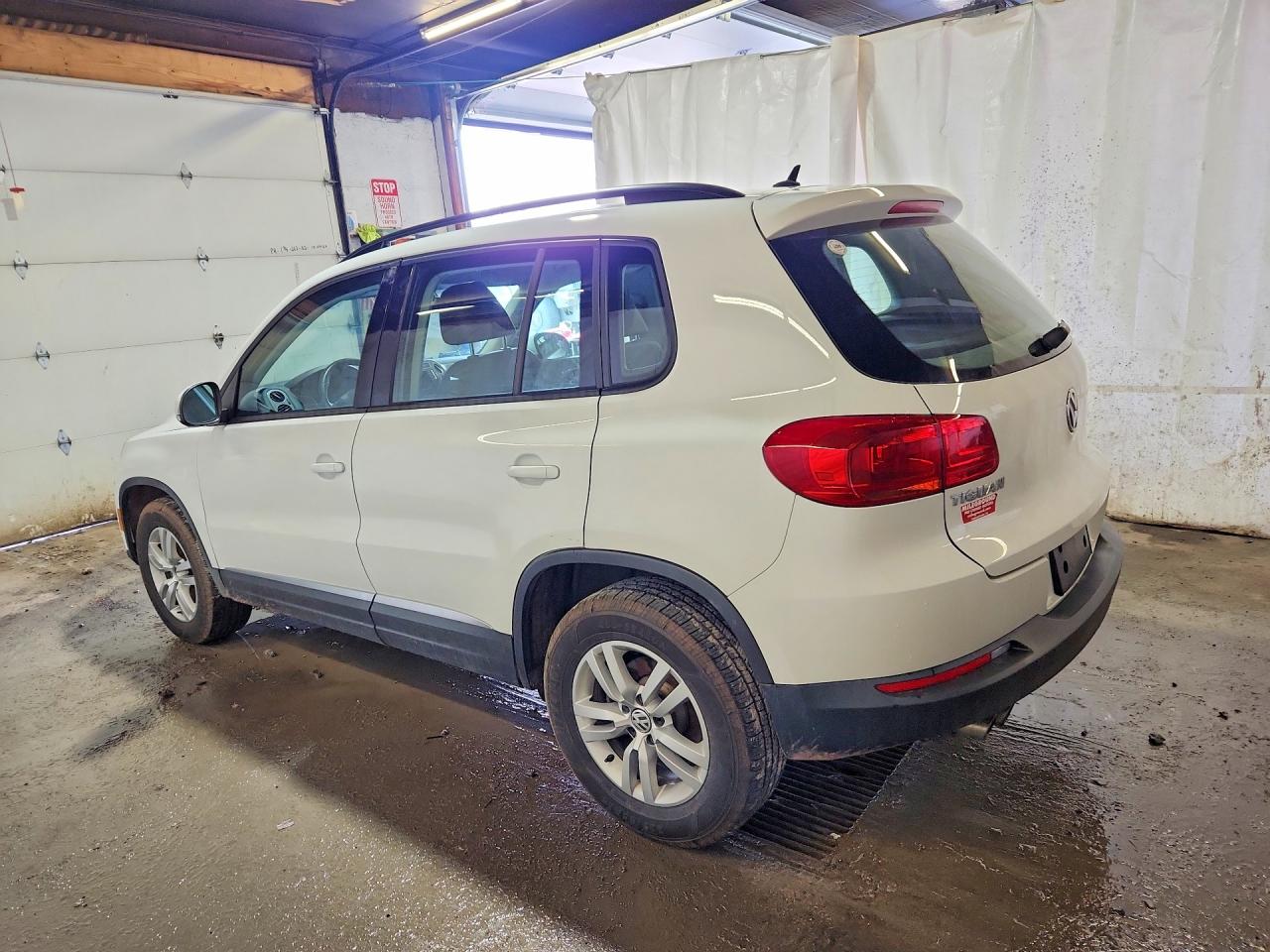 2016 VOLKSWAGEN TIGUAN photo 2