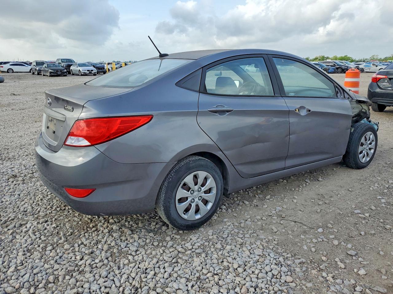 2016 HYUNDAI ACCENT SE photo 3