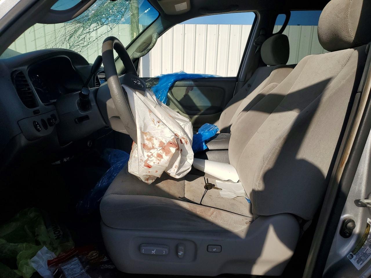 2005 TOYOTA SEQUOIA SR5 photo 13