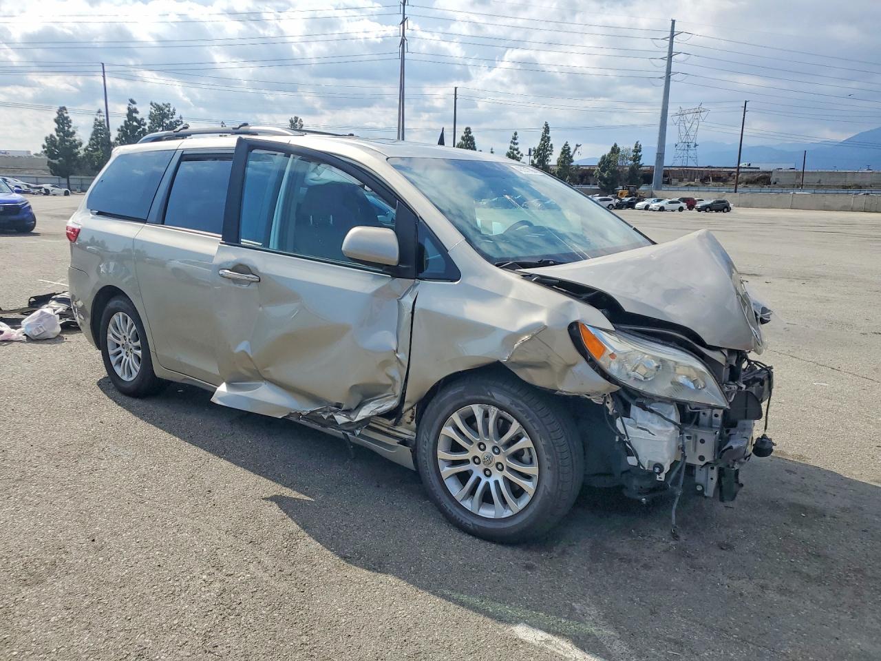 2016 TOYOTA SIENNA XLE 8-PASSENGER photo 7