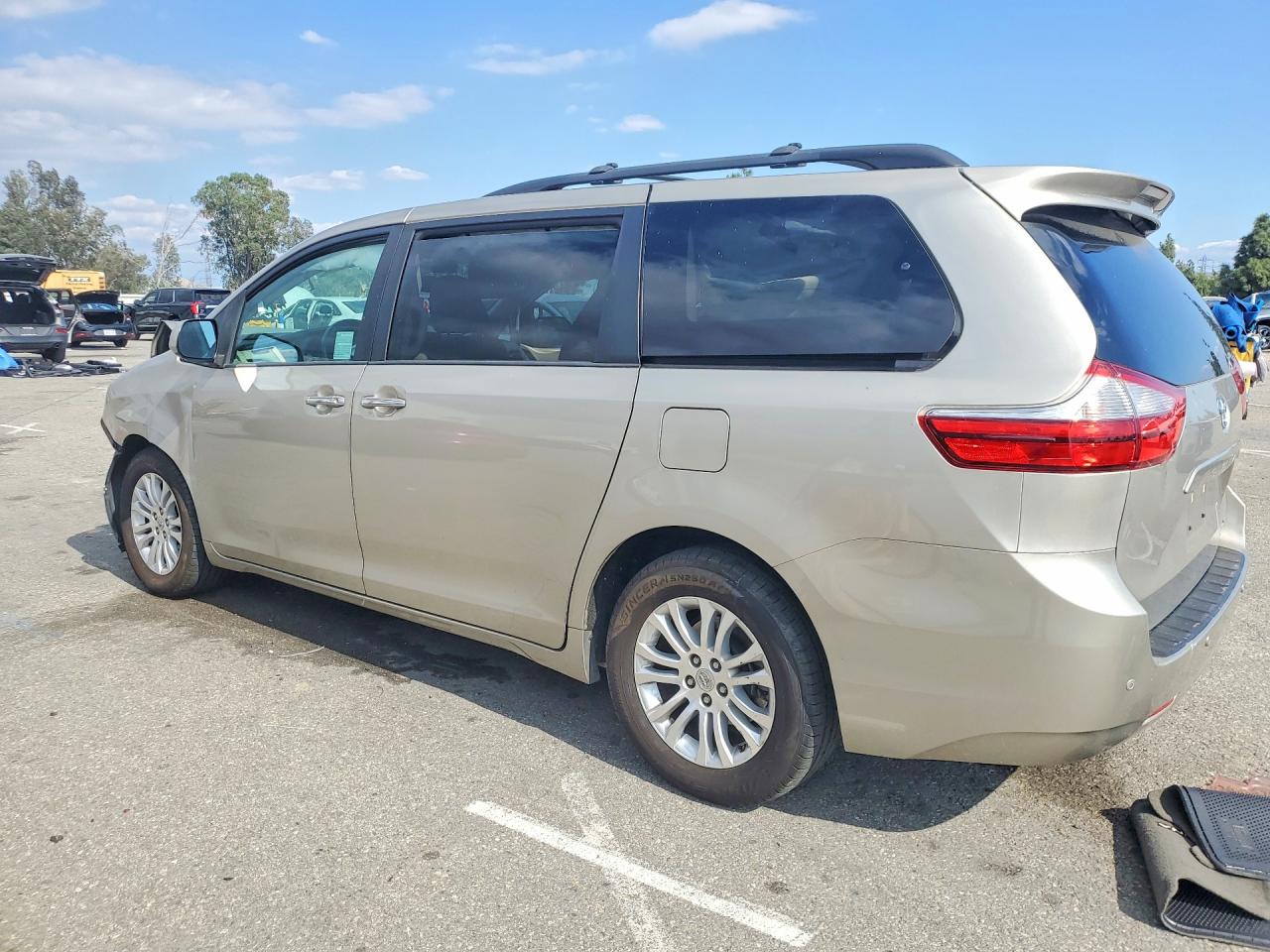 2016 TOYOTA SIENNA XLE 8-PASSENGER photo 3