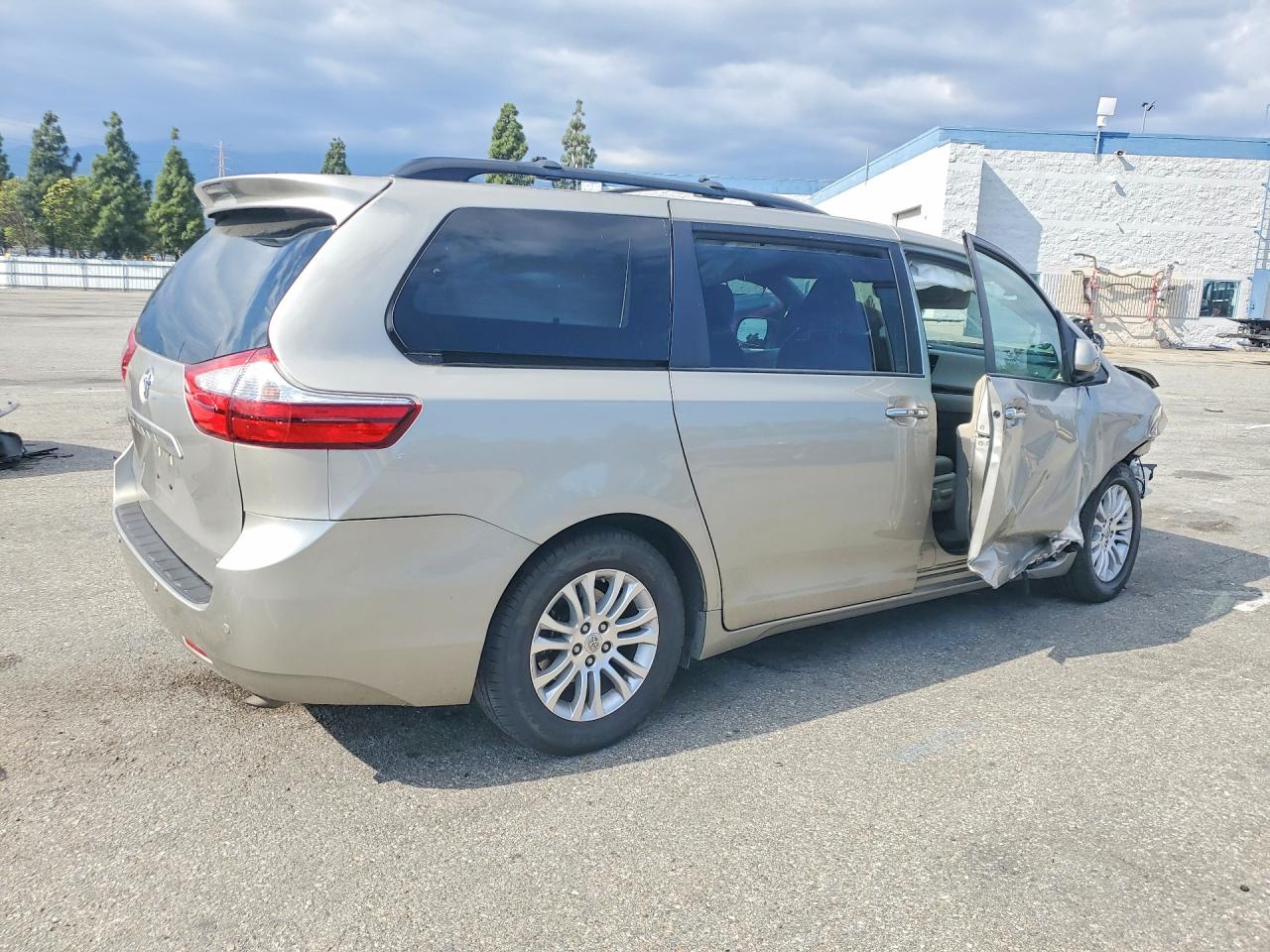 2016 TOYOTA SIENNA XLE 8-PASSENGER photo 5