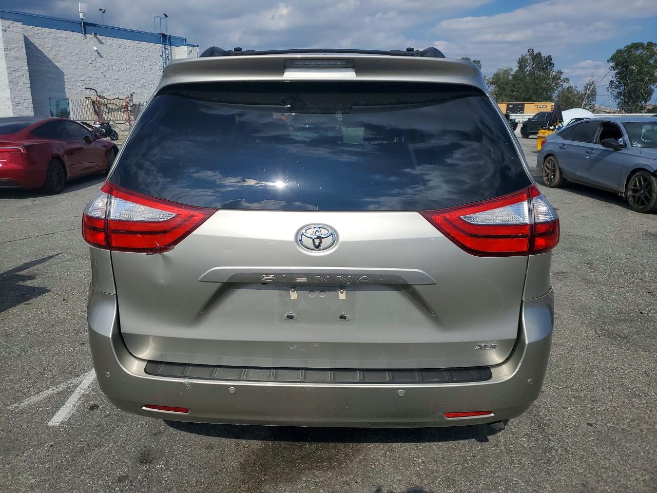 2016 TOYOTA SIENNA XLE 8-PASSENGER photo 11