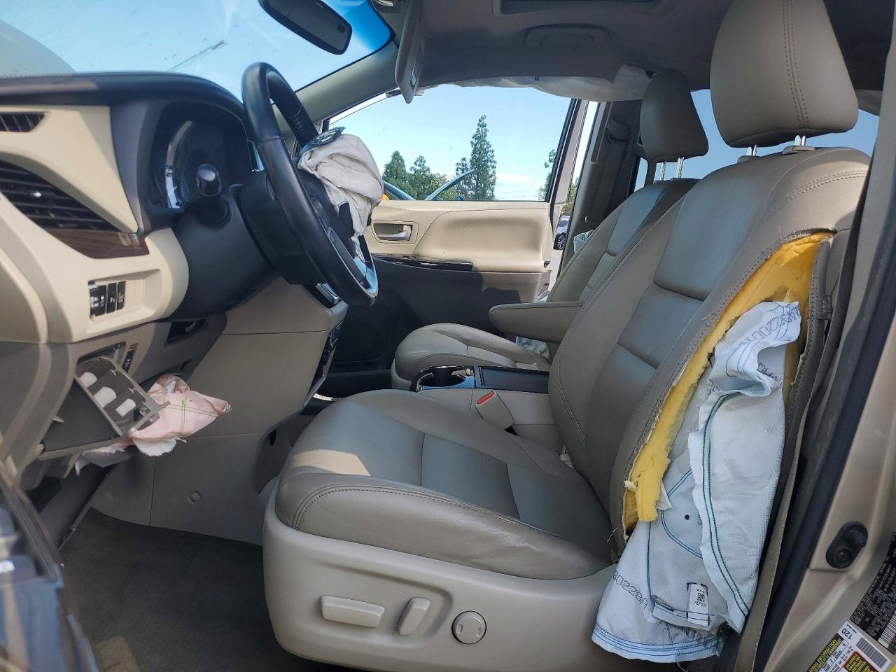 2016 TOYOTA SIENNA XLE 8-PASSENGER photo 13