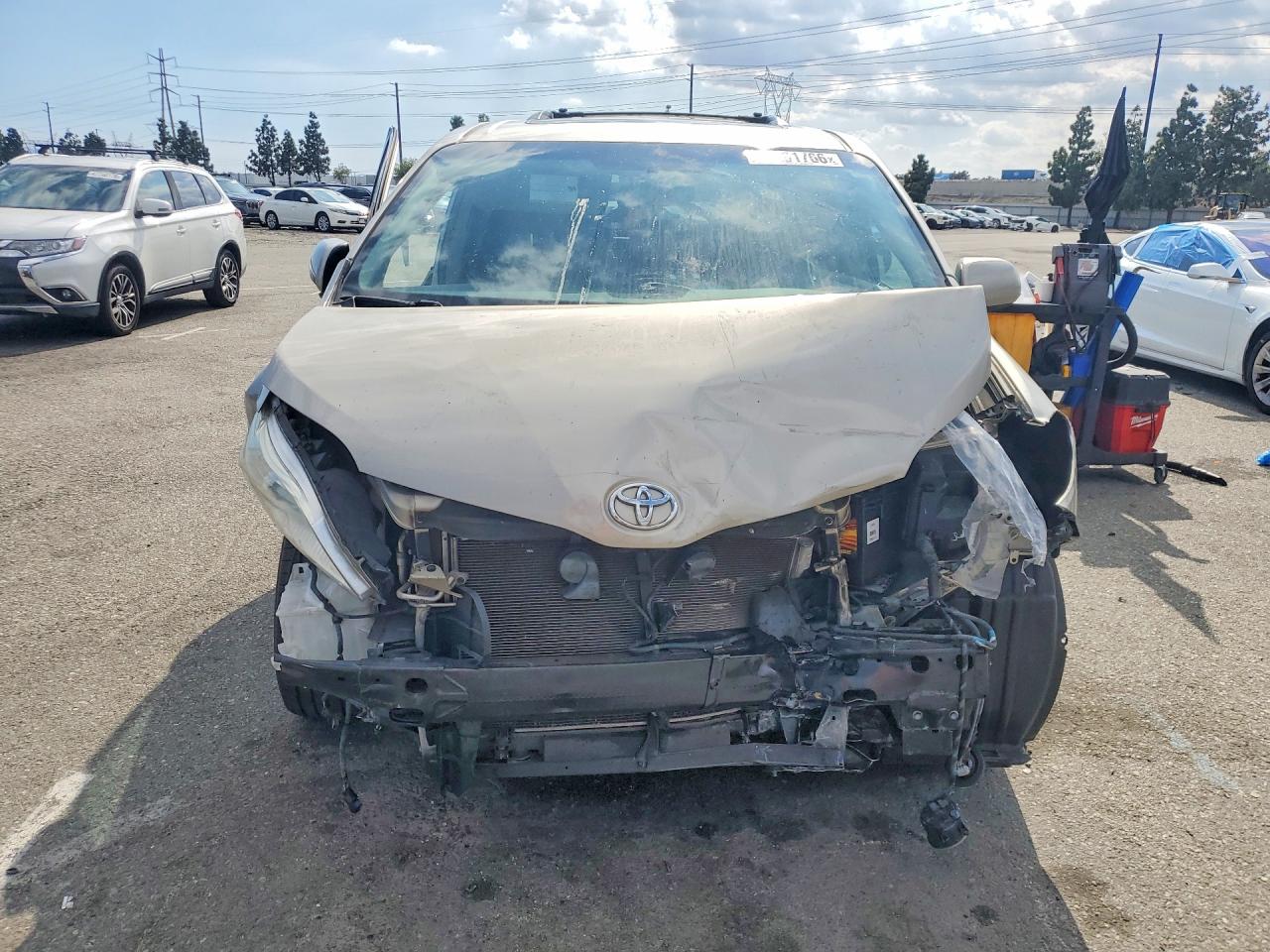 2016 TOYOTA SIENNA XLE 8-PASSENGER photo 9