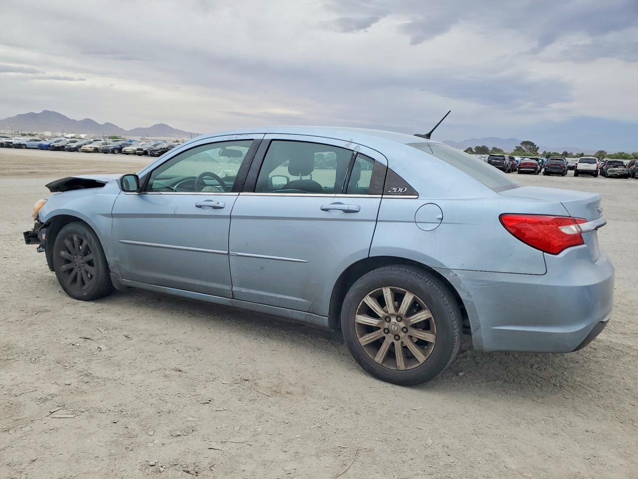 2013 CHRYSLER 200 TOURING photo 4
