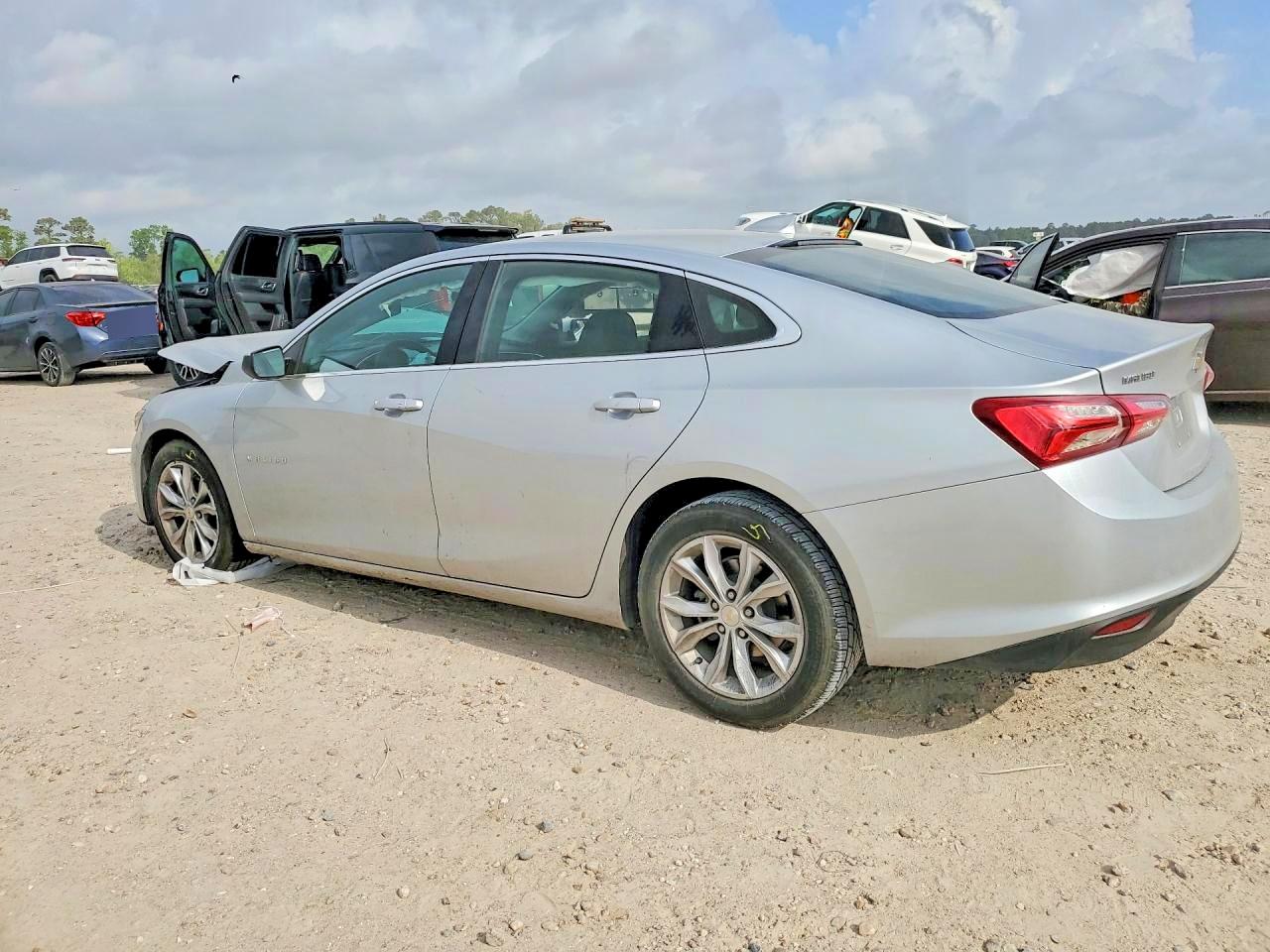 2022 CHEVROLET MALIBU LT photo 4