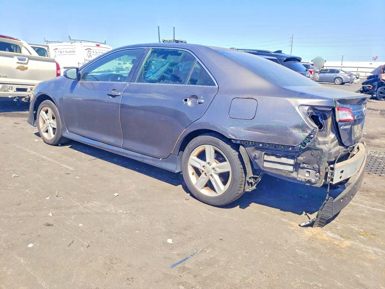 2014 TOYOTA CAMRY SE photo 3