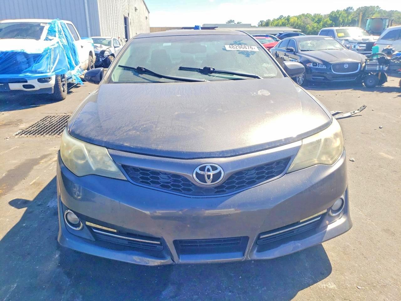 2014 TOYOTA CAMRY SE photo 9