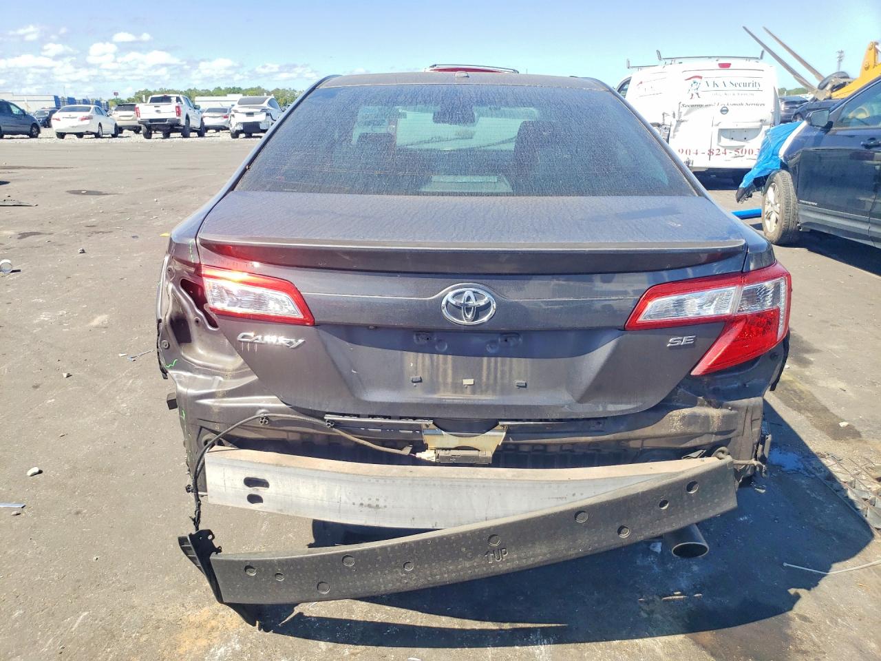 2014 TOYOTA CAMRY SE photo 11