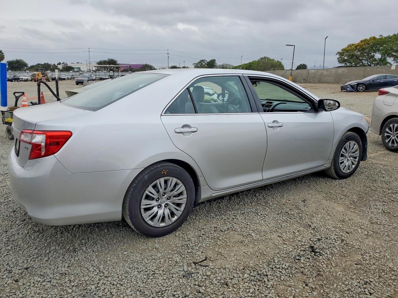 2013 TOYOTA CAMRY LE photo 5