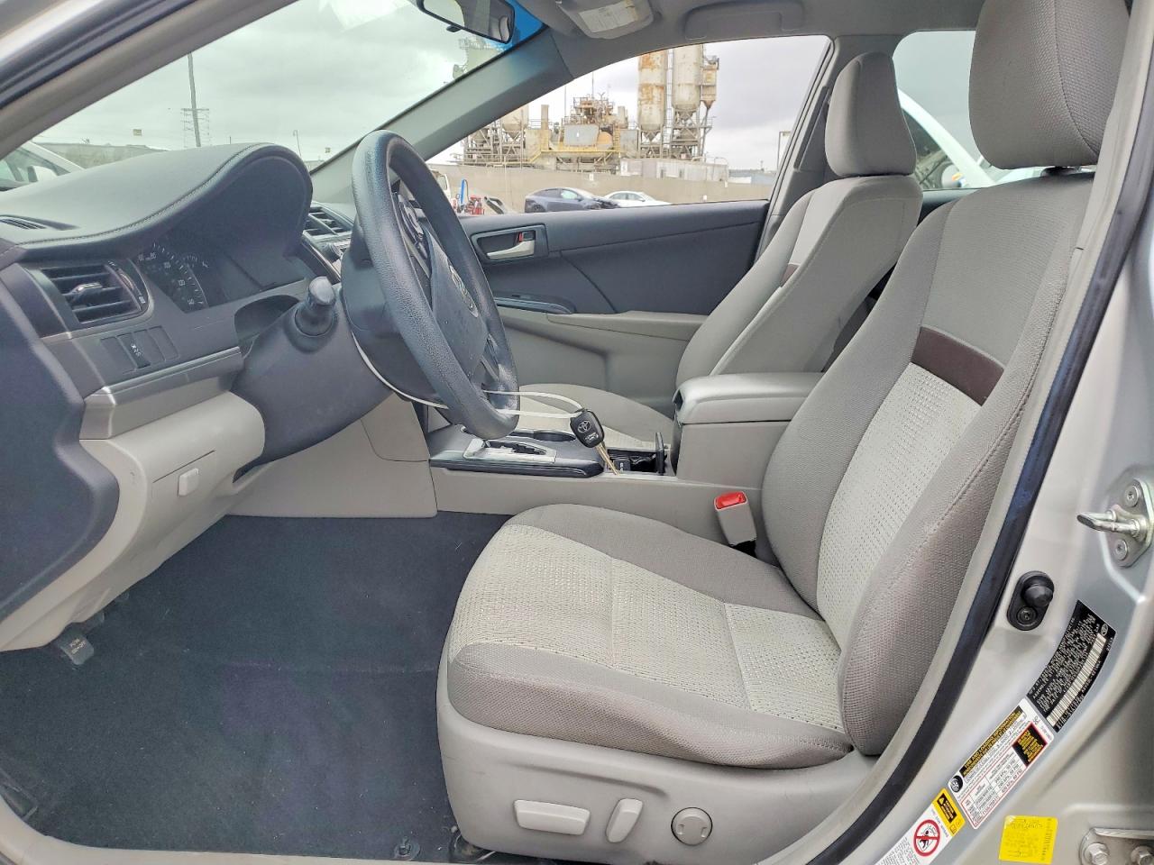 2013 TOYOTA CAMRY LE photo 13