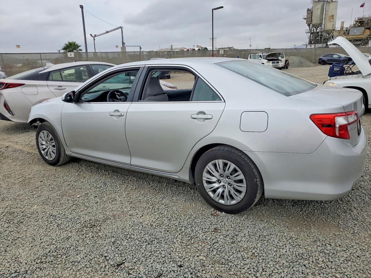 2013 TOYOTA CAMRY LE photo 3