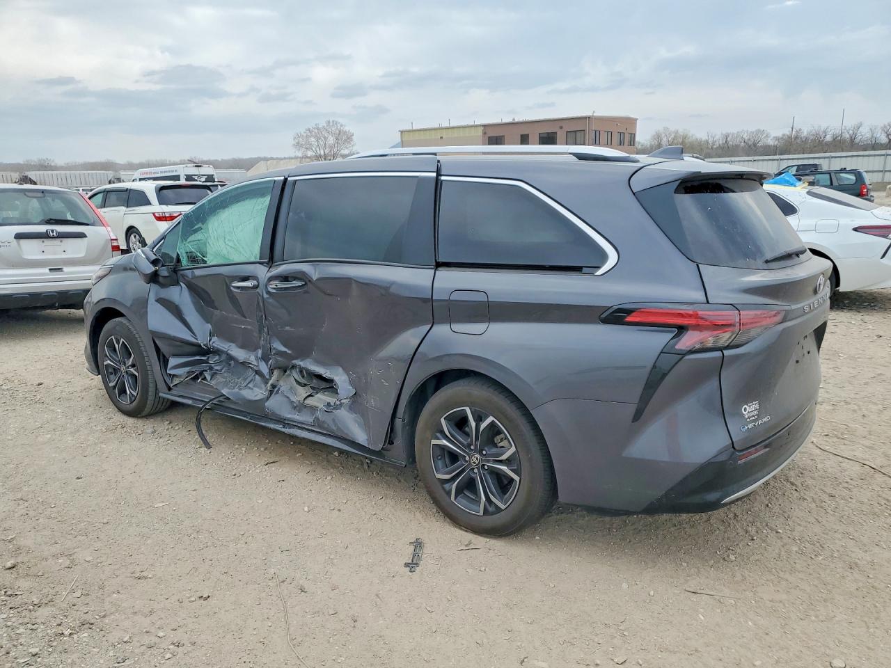 2025 TOYOTA SIENNA PLATINUM 7-PASSENGER photo 4
