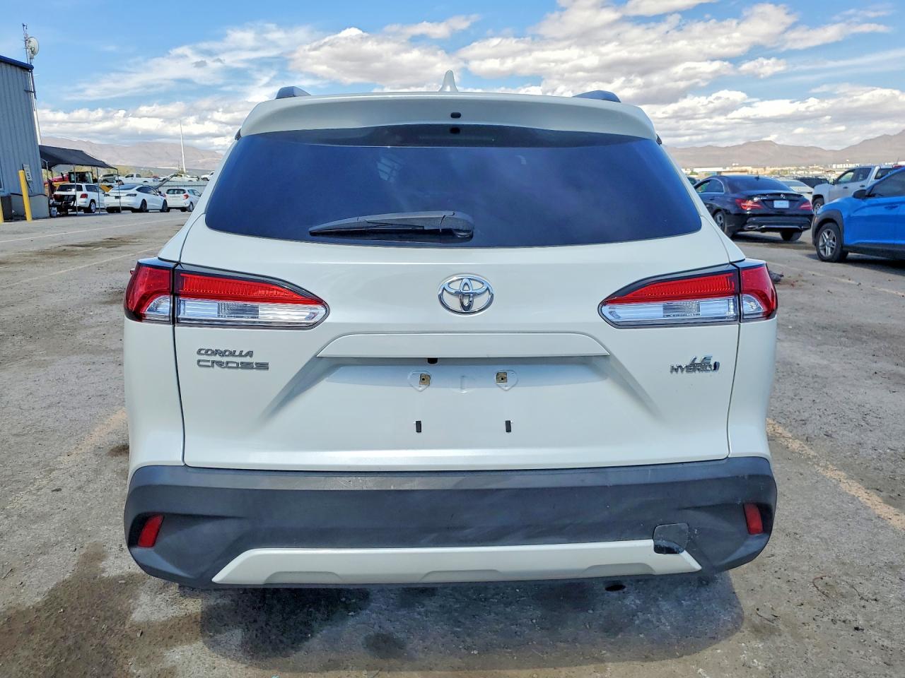 2022 TOYOTA COROLLA CROSS LE photo 11