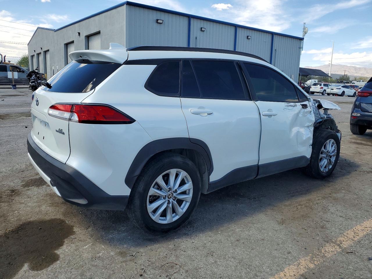 2022 TOYOTA COROLLA CROSS LE photo 5