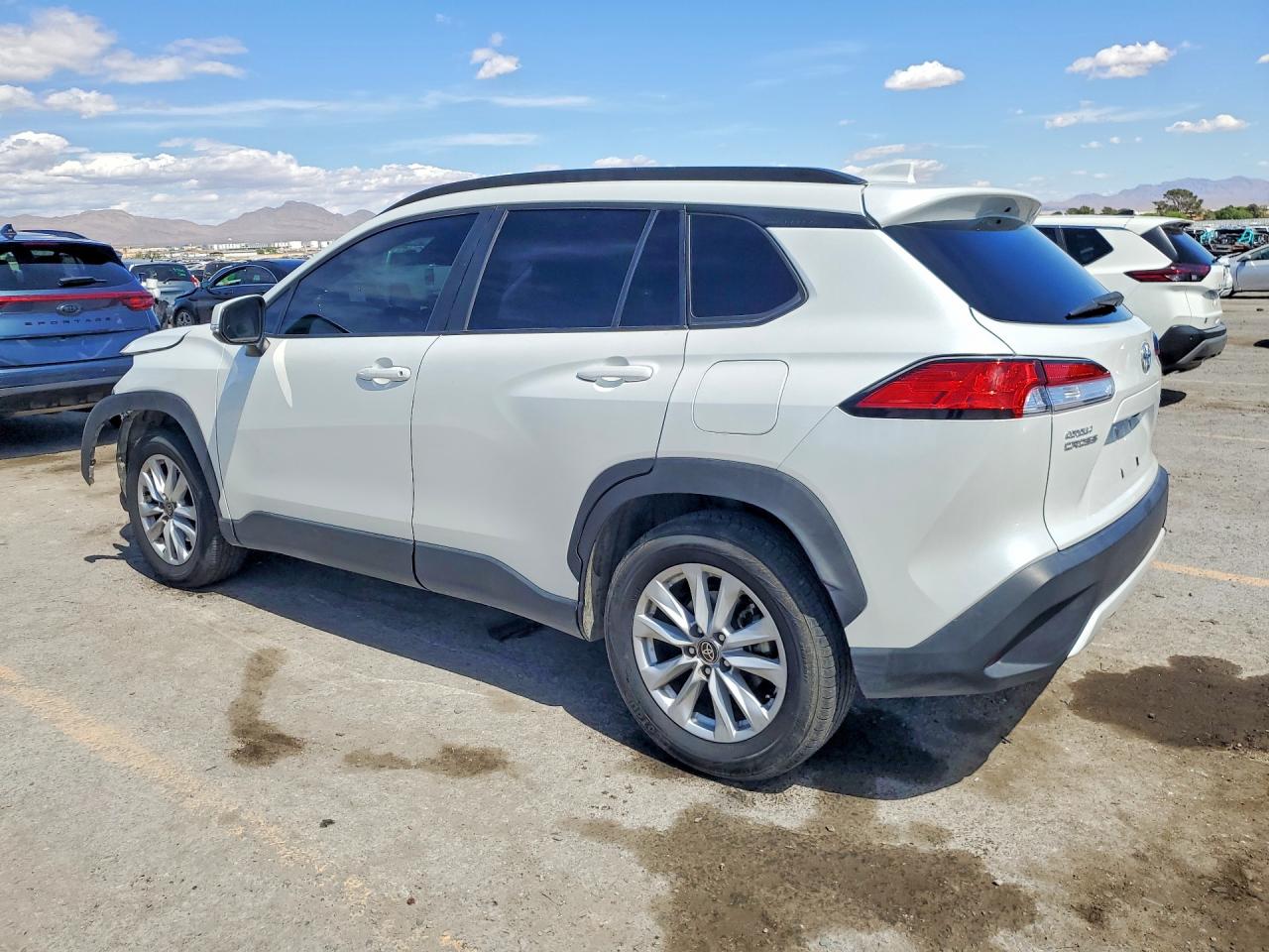 2022 TOYOTA COROLLA CROSS LE photo 3