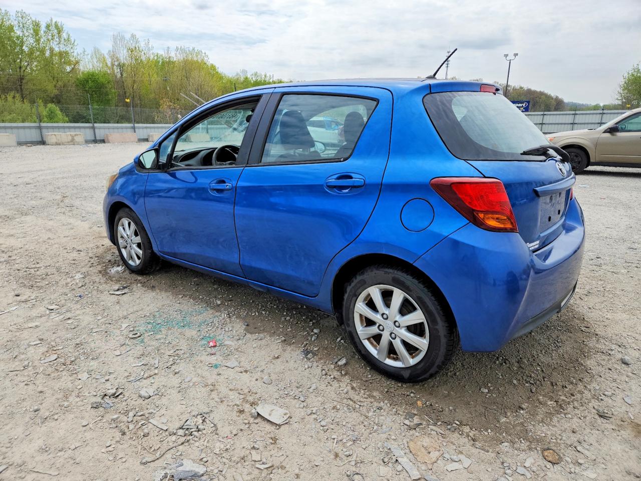 2015 TOYOTA YARIS 5-DOOR LE photo 4