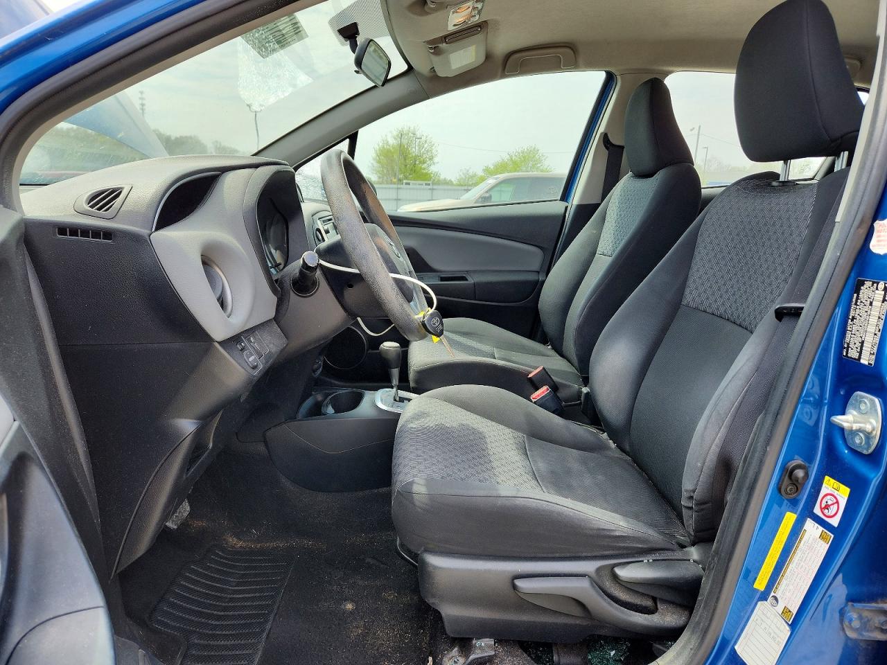 2015 TOYOTA YARIS 5-DOOR LE photo 19
