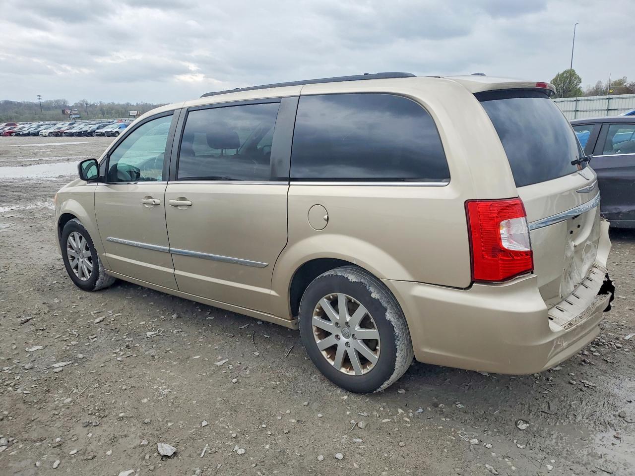 2013 CHRYSLER TOWN & COUNTRY TOURING photo 2
