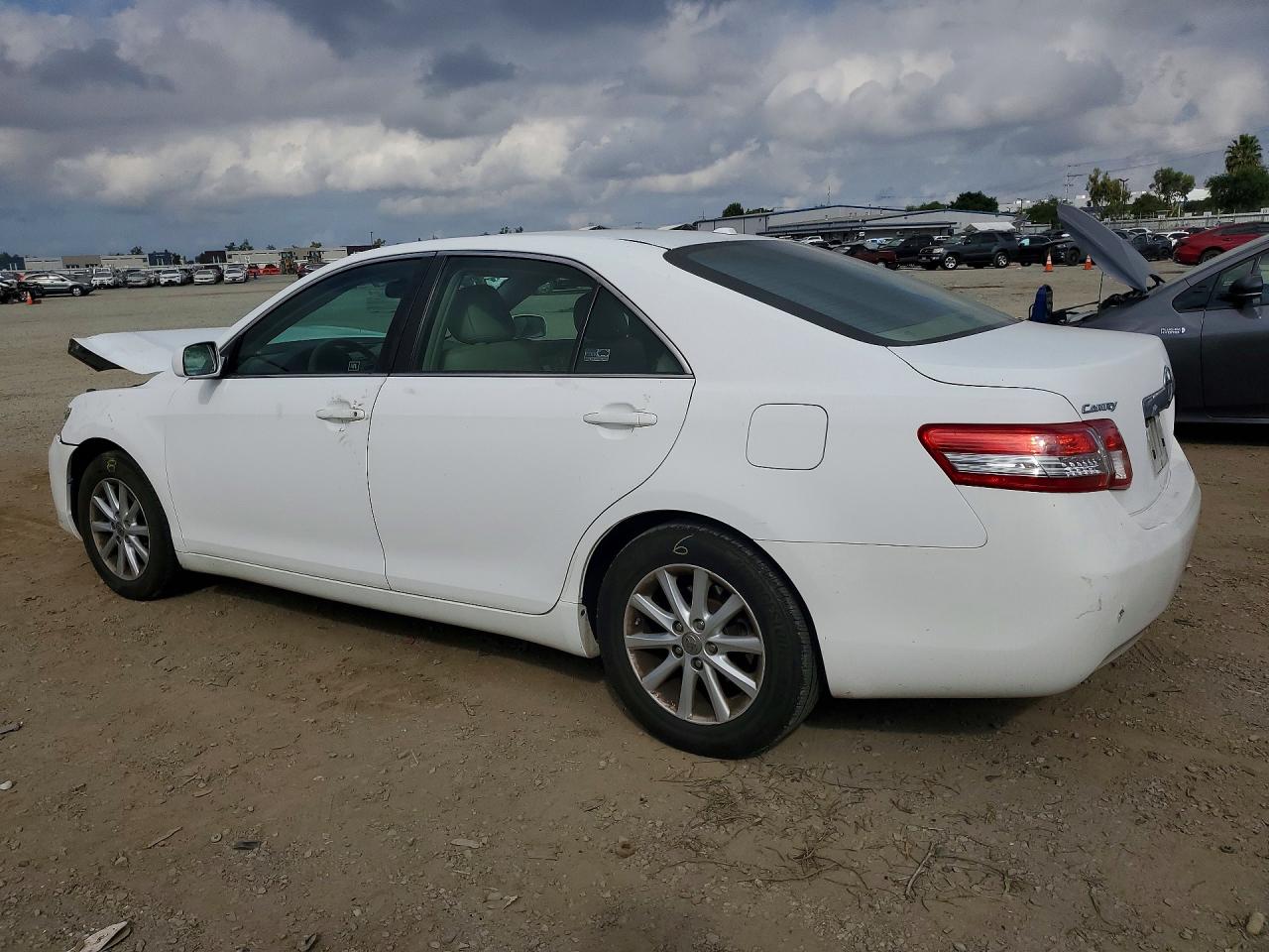 2011 TOYOTA CAMRY XLE photo 3
