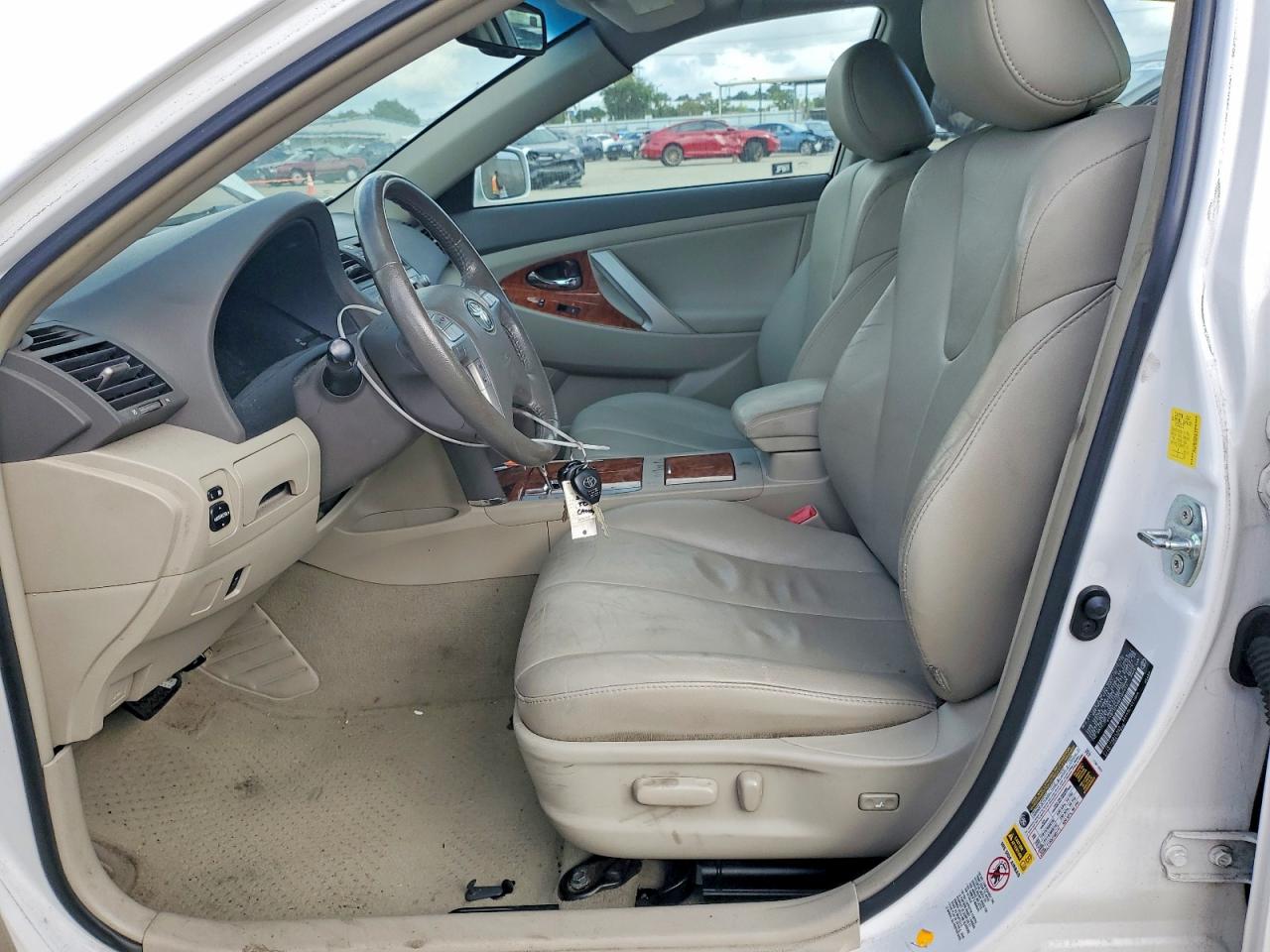 2011 TOYOTA CAMRY XLE photo 13
