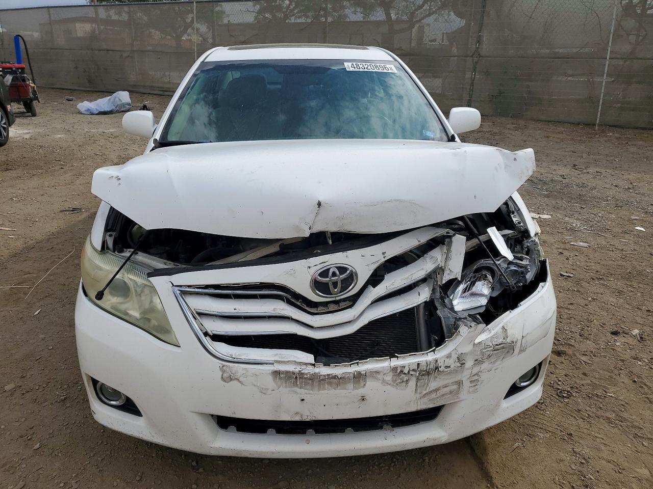 2011 TOYOTA CAMRY XLE photo 9