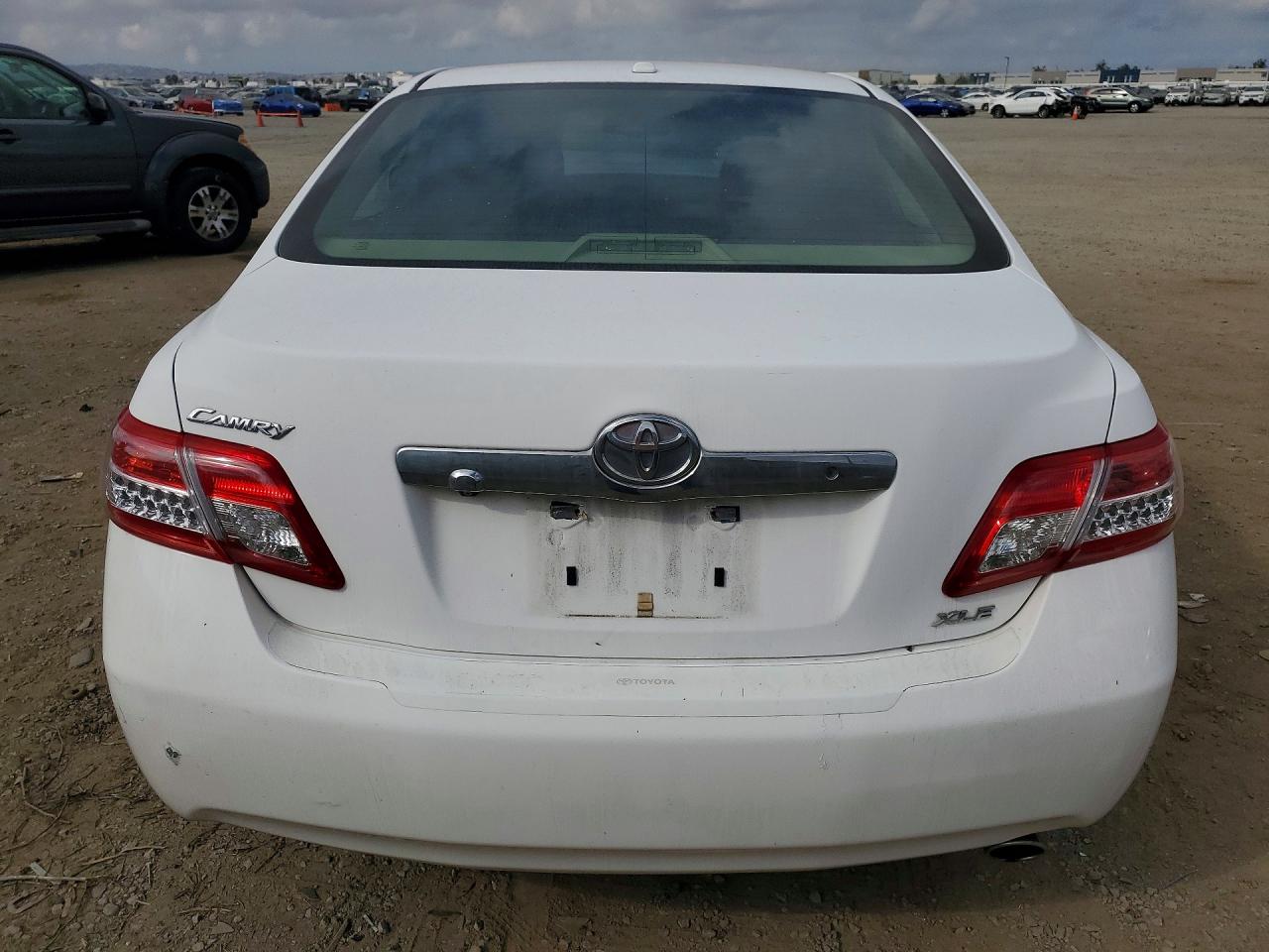 2011 TOYOTA CAMRY XLE photo 11