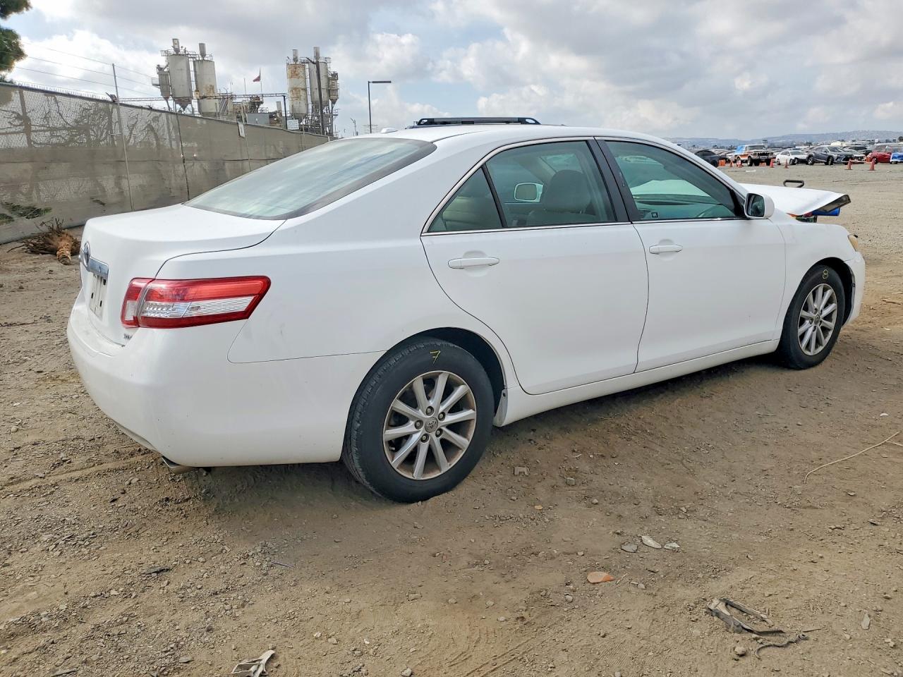 2011 TOYOTA CAMRY XLE photo 5