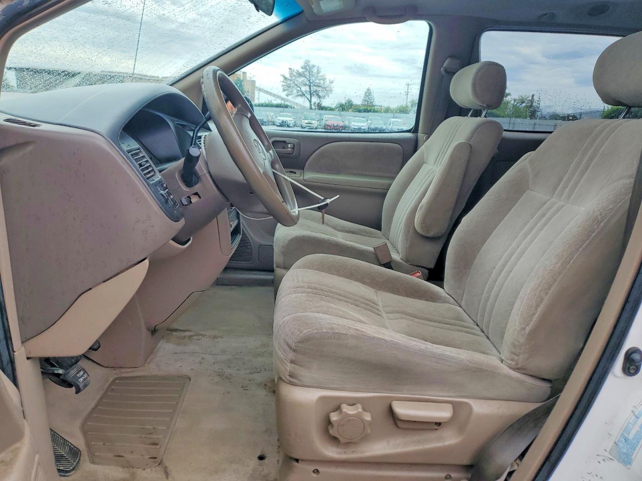 1998 TOYOTA SIENNA LE photo 19