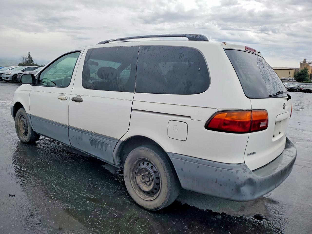 1998 TOYOTA SIENNA LE photo 4