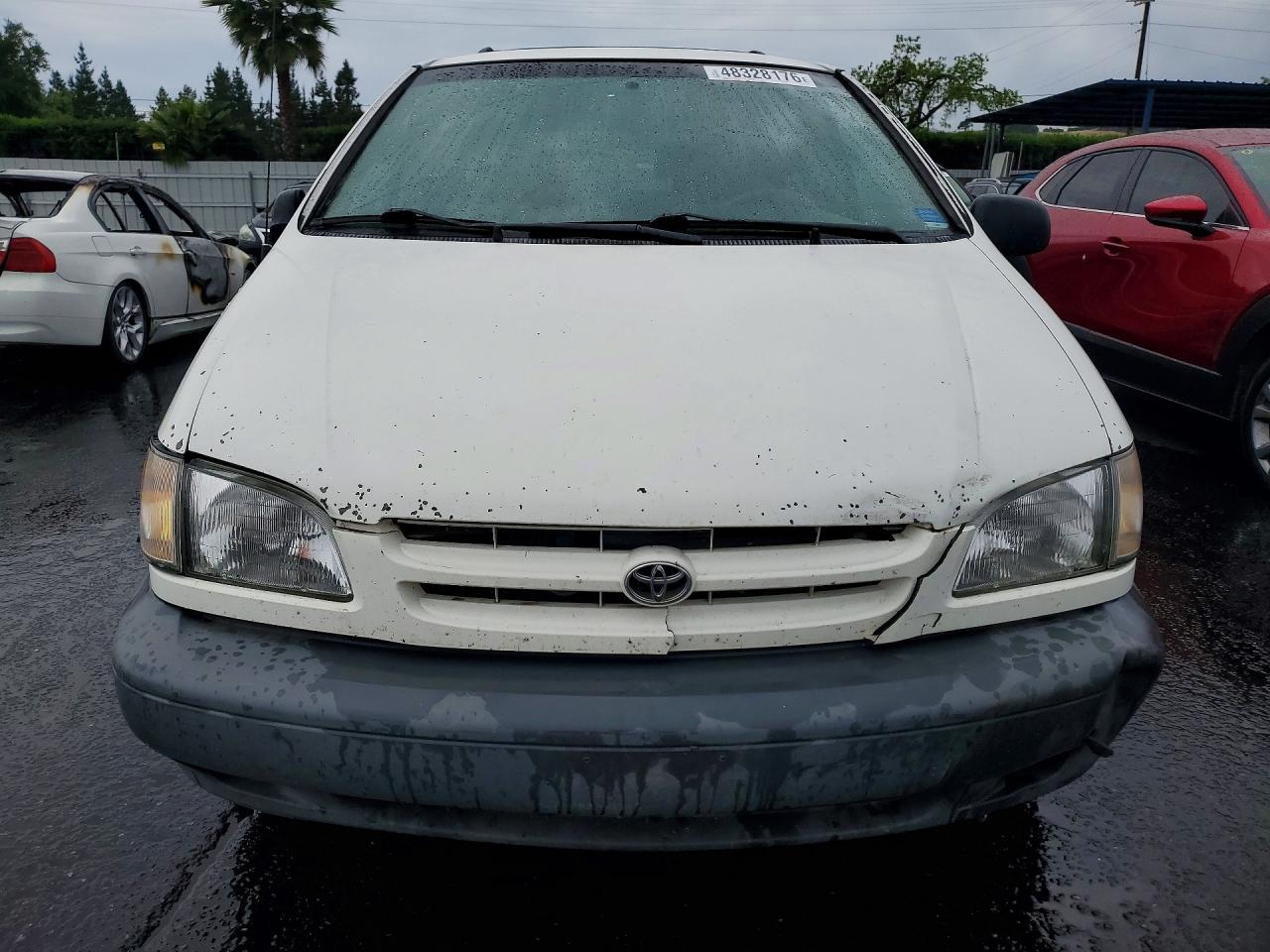 1998 TOYOTA SIENNA LE photo 13