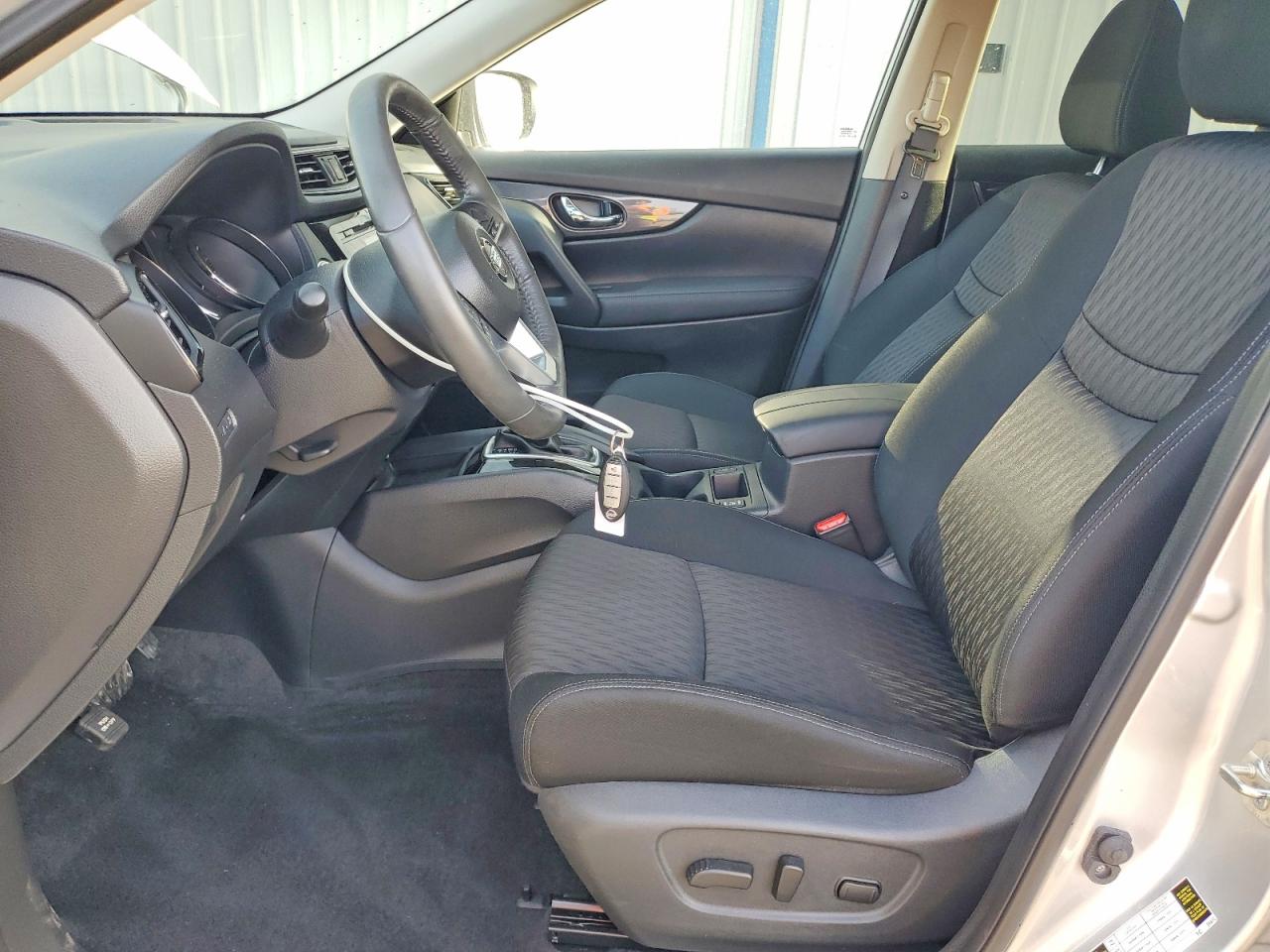 2017 NISSAN ROGUE SV photo 13