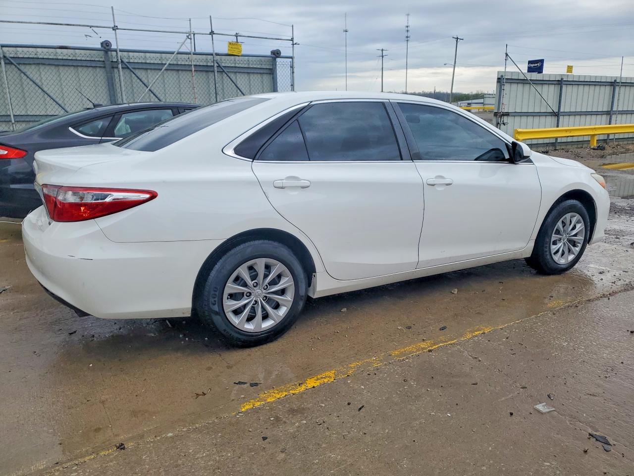 2017 TOYOTA CAMRY LE photo 5