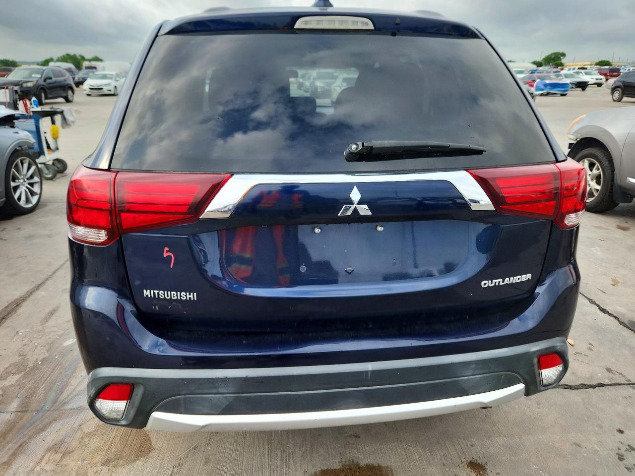 2018 MITSUBISHI OUTLANDER ES photo 6