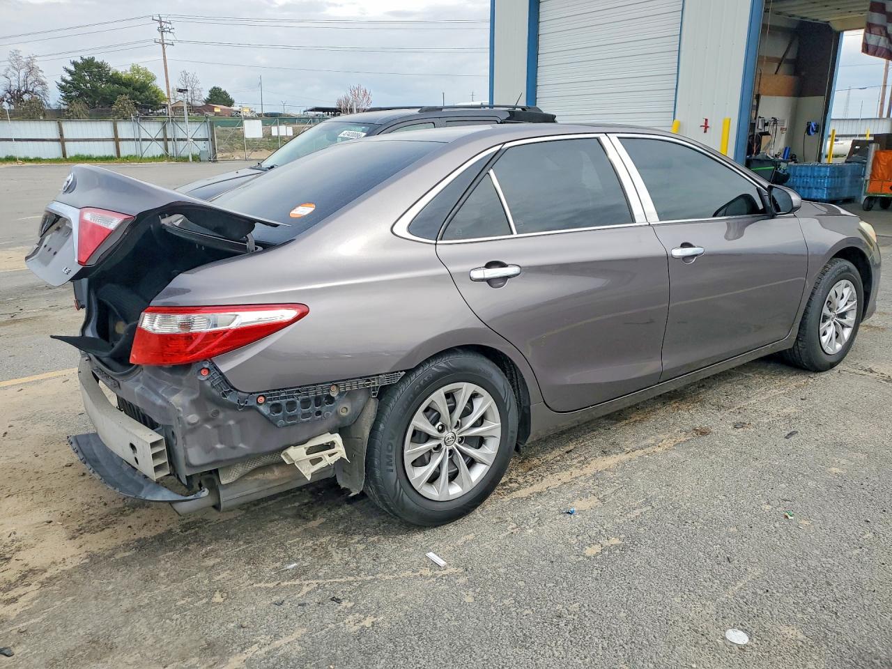 2015 TOYOTA CAMRY LE photo 5