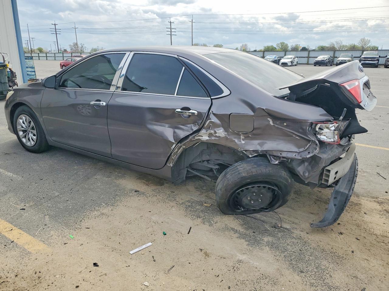 2015 TOYOTA CAMRY LE photo 3