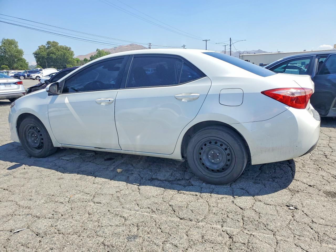 2018 TOYOTA COROLLA LE photo 2