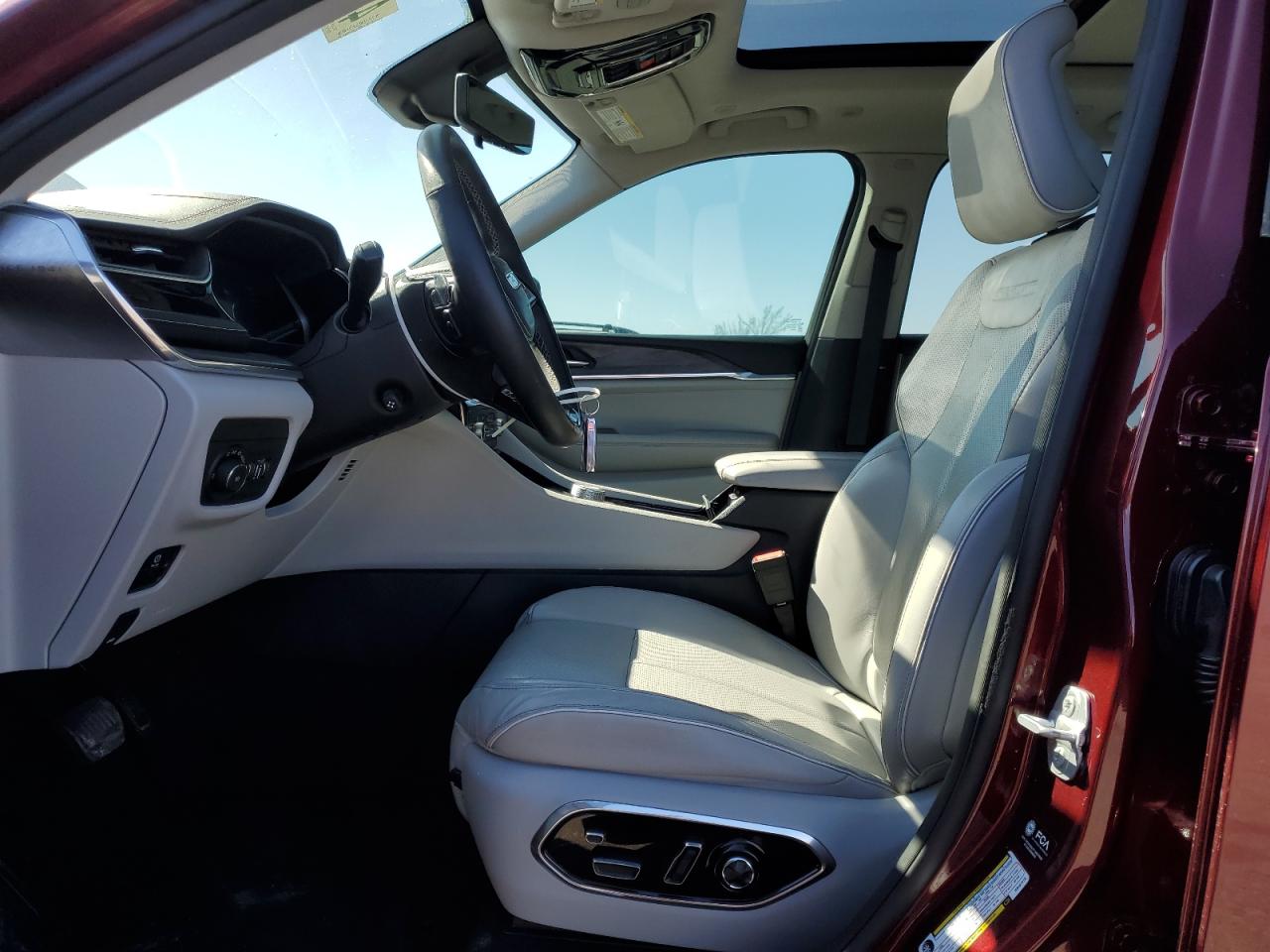 2022 JEEP GRAND CHEROKEE OVERLAND photo 19