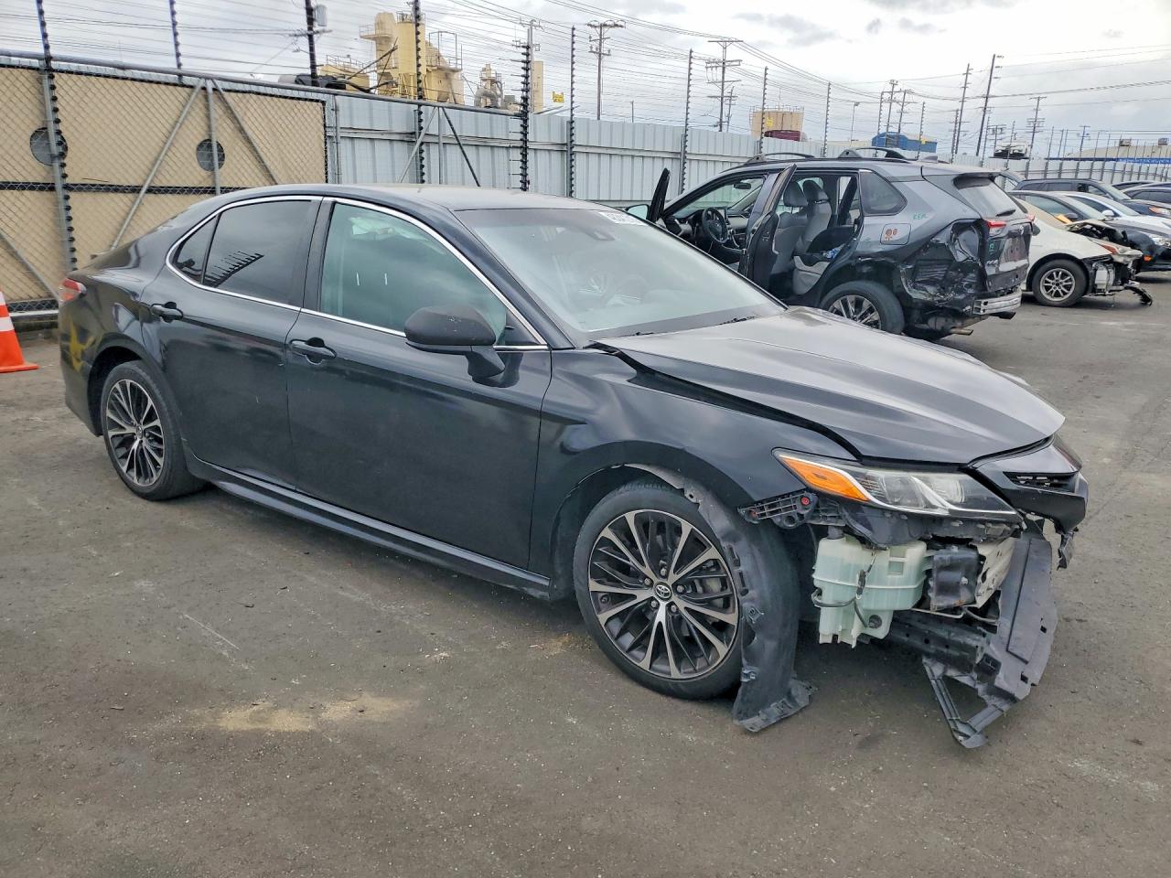 2018 TOYOTA CAMRY SE photo 4