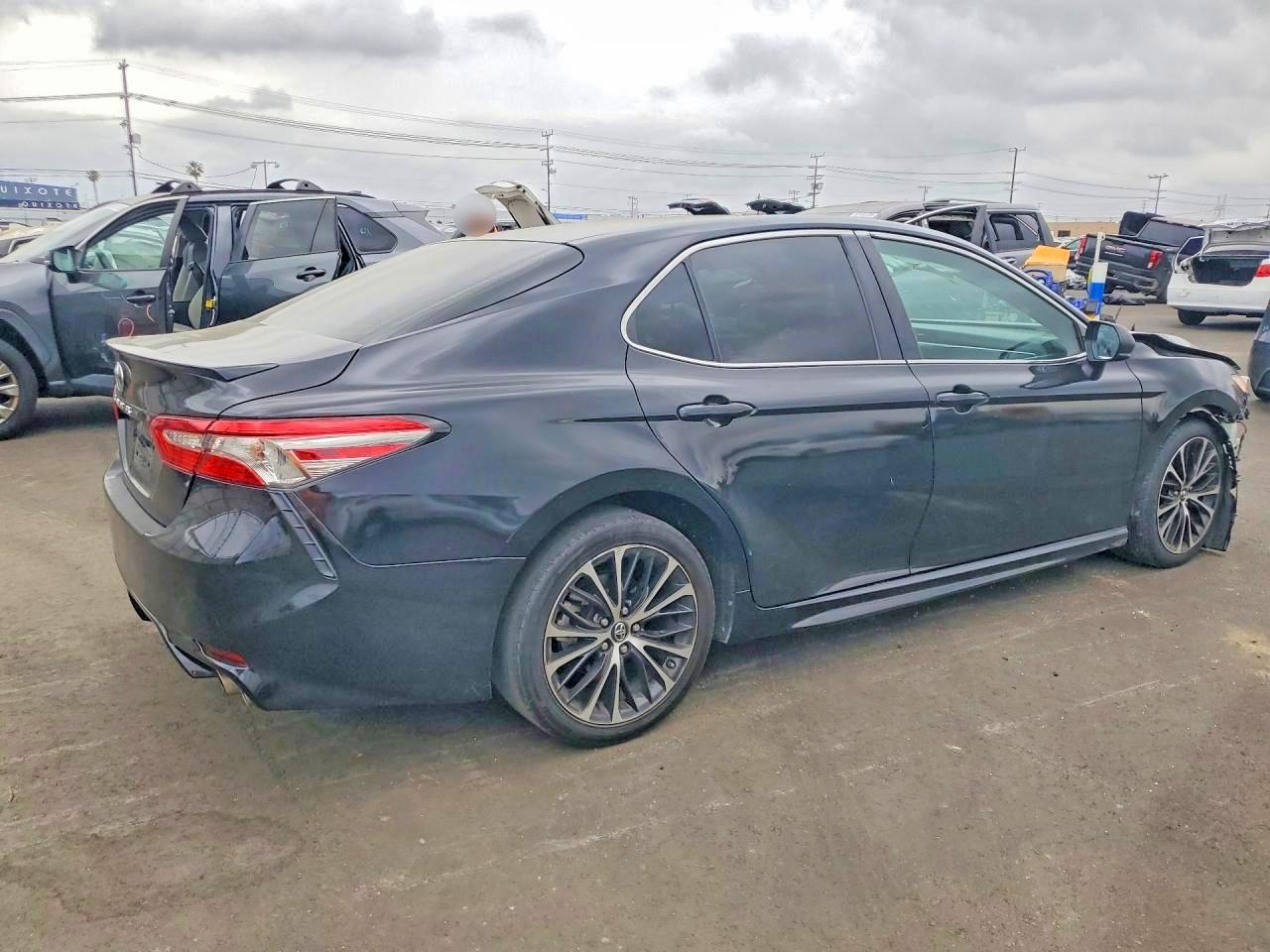 2018 TOYOTA CAMRY SE photo 3