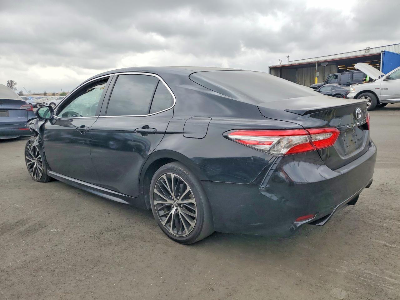 2018 TOYOTA CAMRY SE photo 2