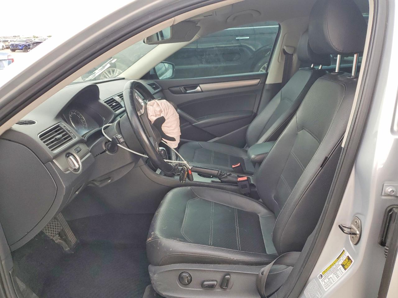 2015 VOLKSWAGEN PASSAT SE photo 13
