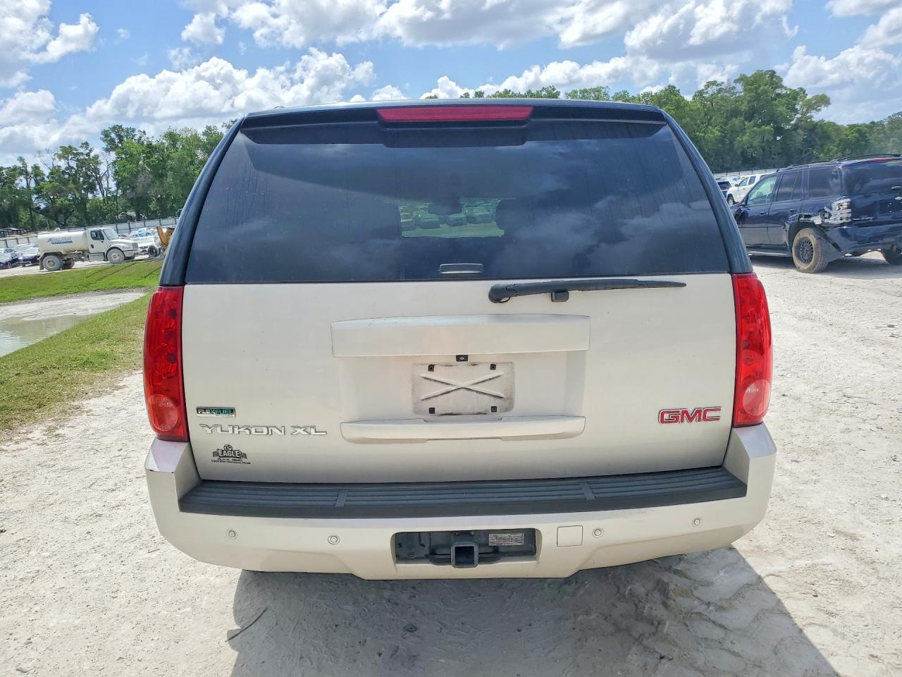 2011 GMC YUKON XL C1500 SLT photo 11