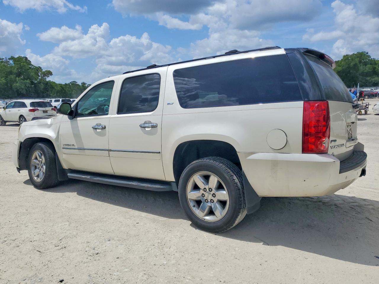 2011 GMC YUKON XL C1500 SLT photo 3