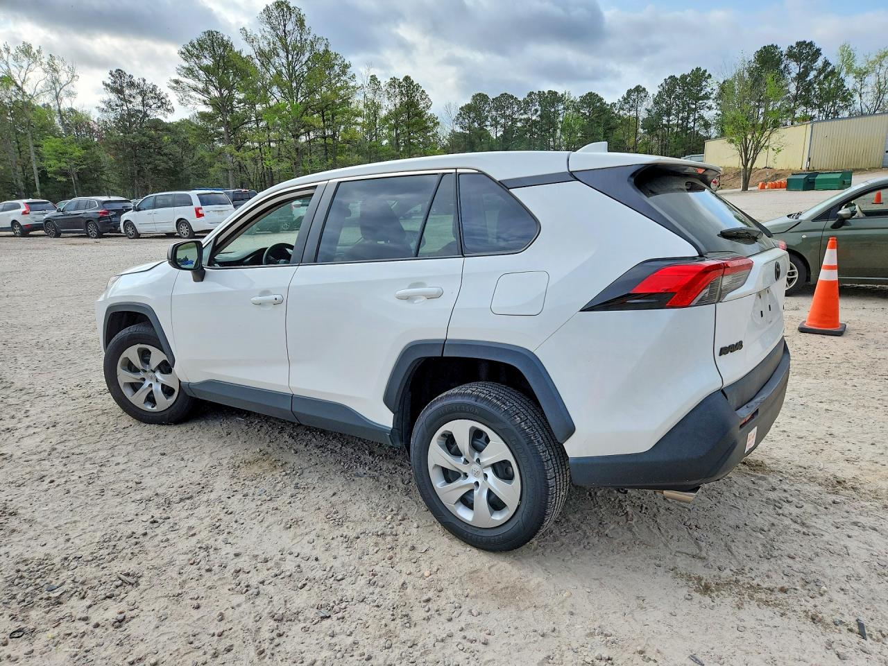 2022 TOYOTA RAV4 LE photo 3
