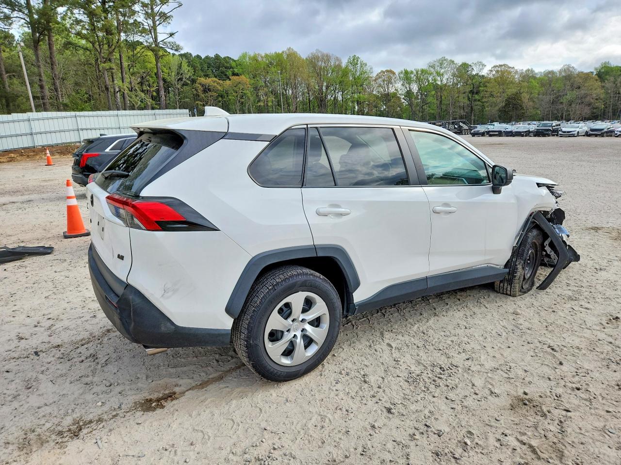 2022 TOYOTA RAV4 LE photo 5