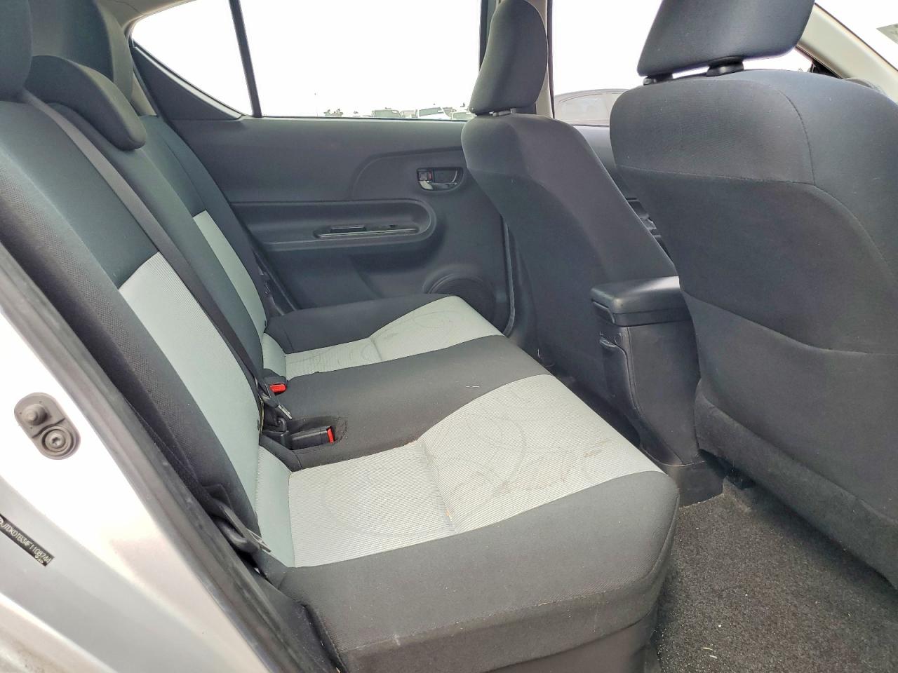 2015 TOYOTA PRIUS C TWO photo 28