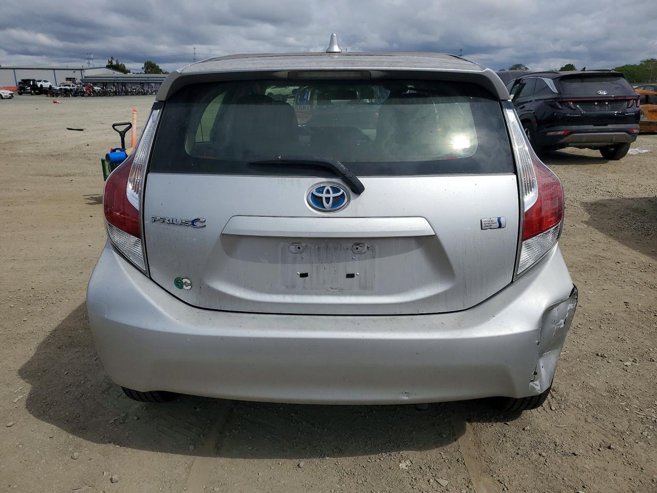 2015 TOYOTA PRIUS C TWO photo 16