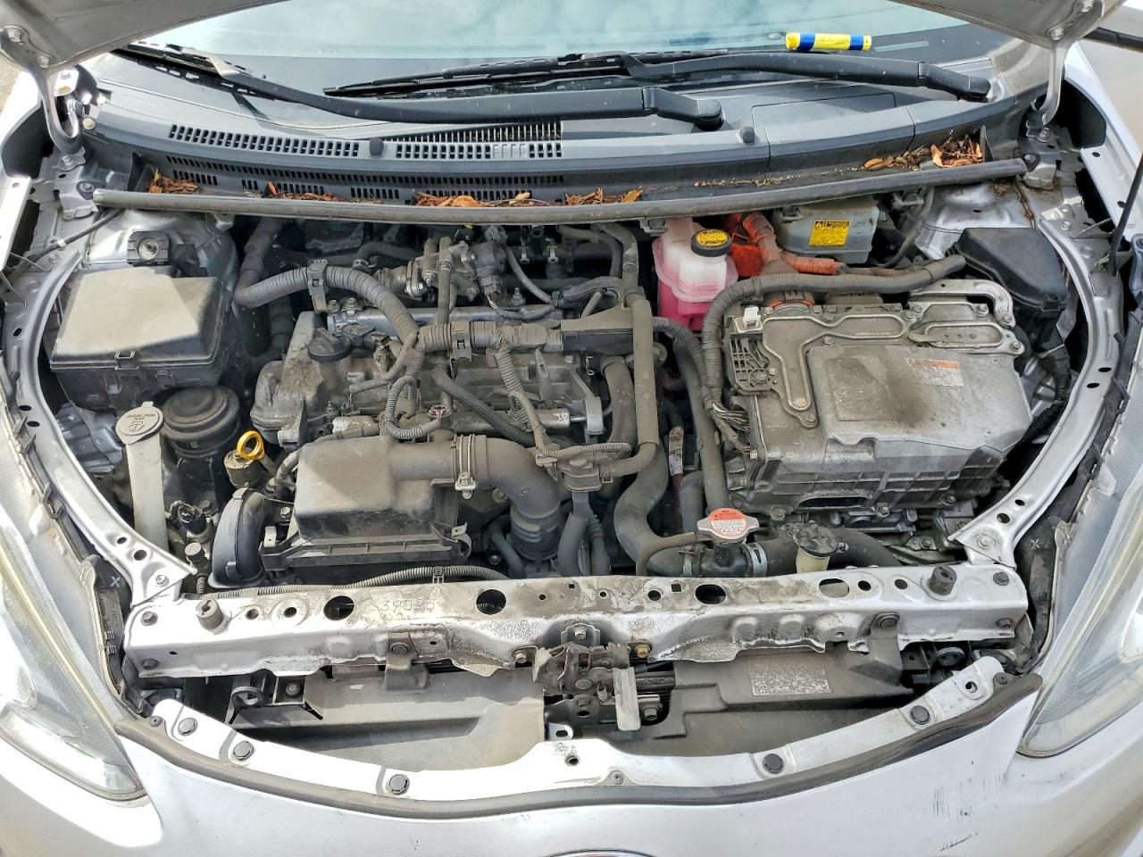 2015 TOYOTA PRIUS C TWO photo 31